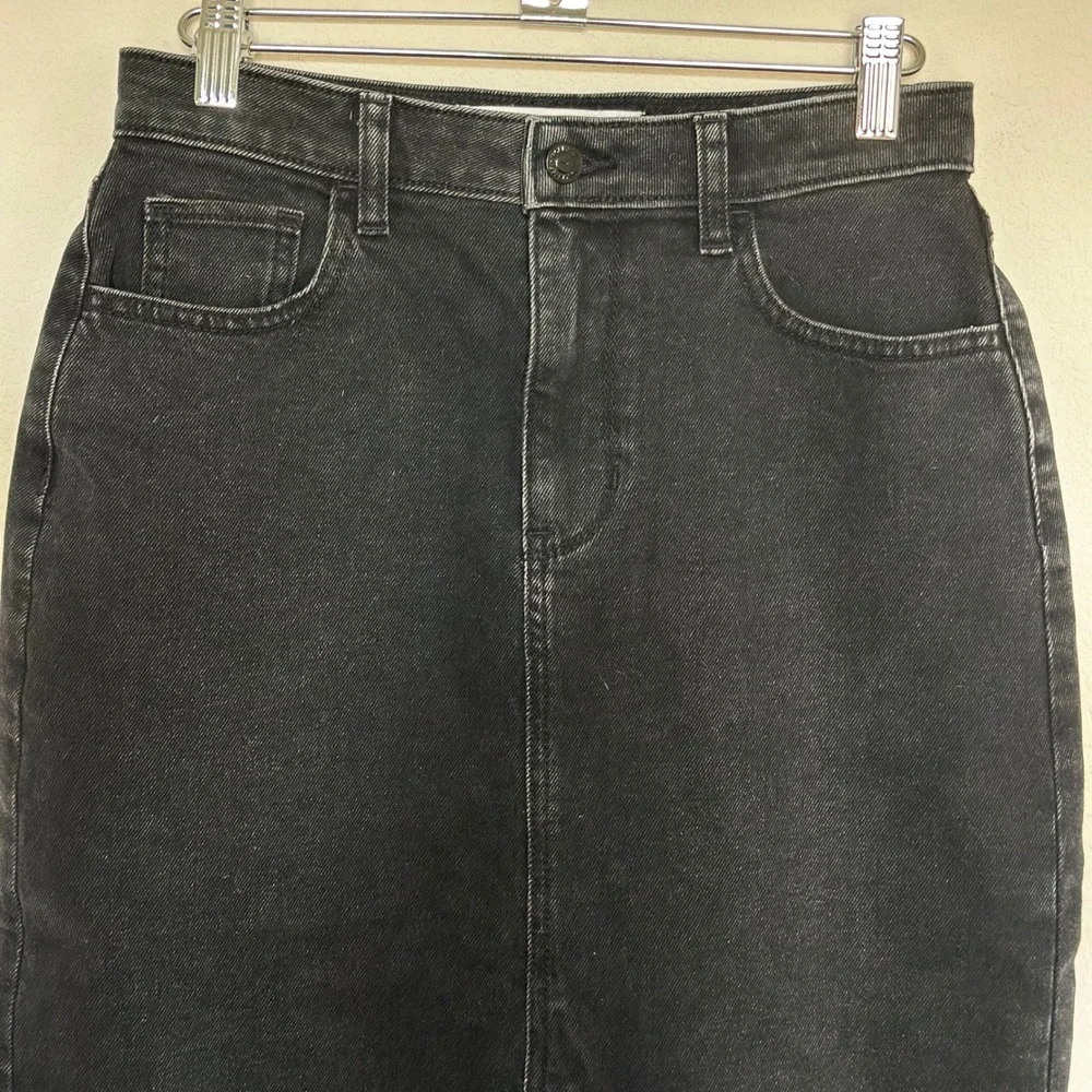Hollister Ultra‎ High-Rise Black Denim Midi Skirt Front Slit Raw Hem Size 3 W26